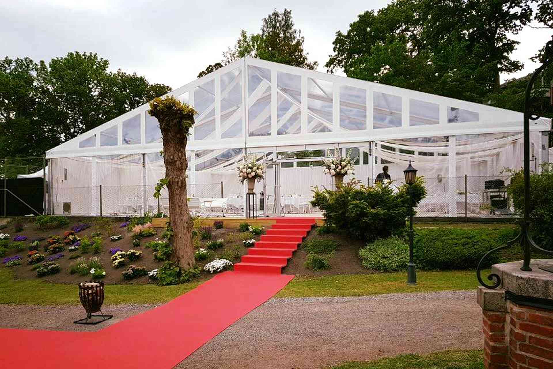 Fint tält med röd matta uppställt inför bröllop
