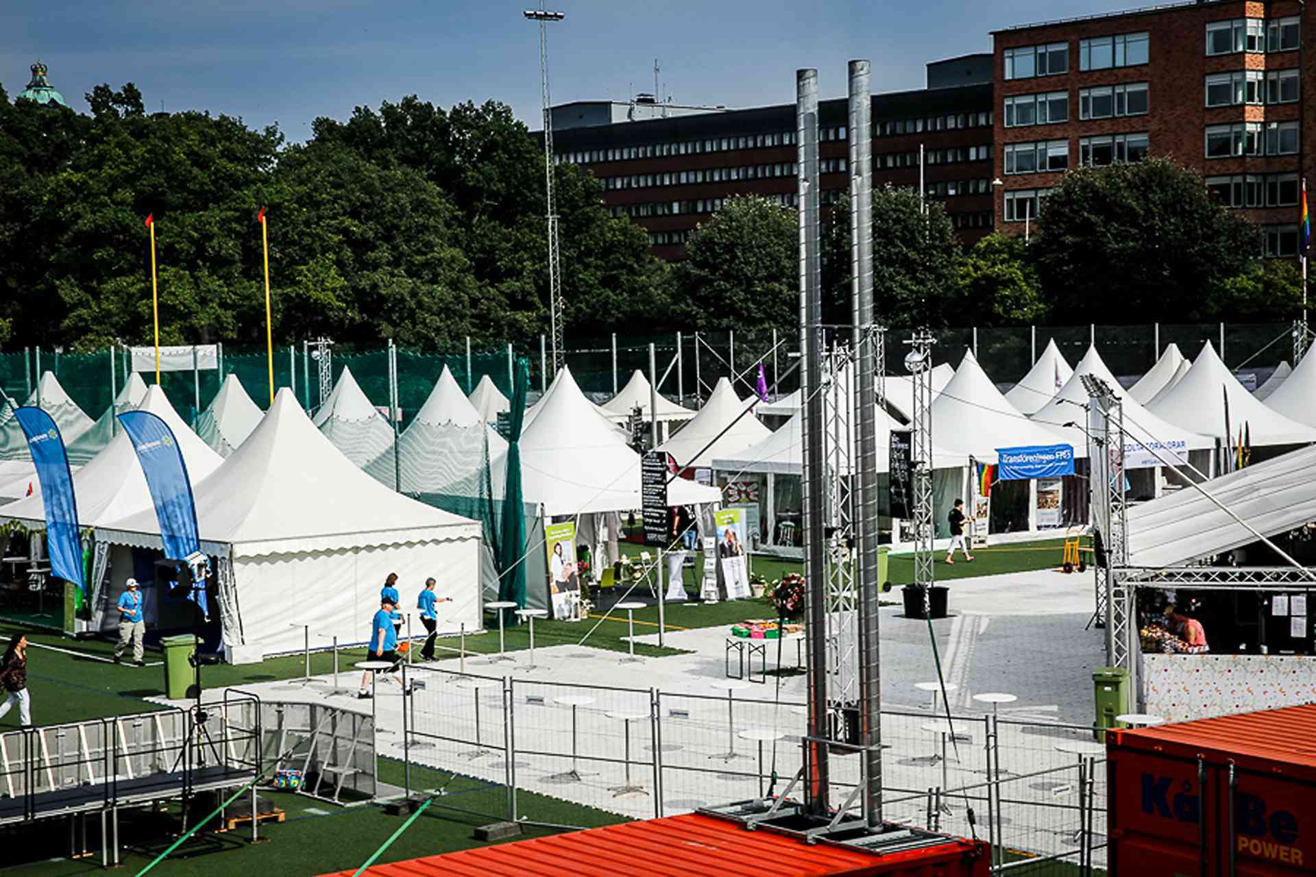 Ett flertal evenemangs tält uppstälda av Frans August